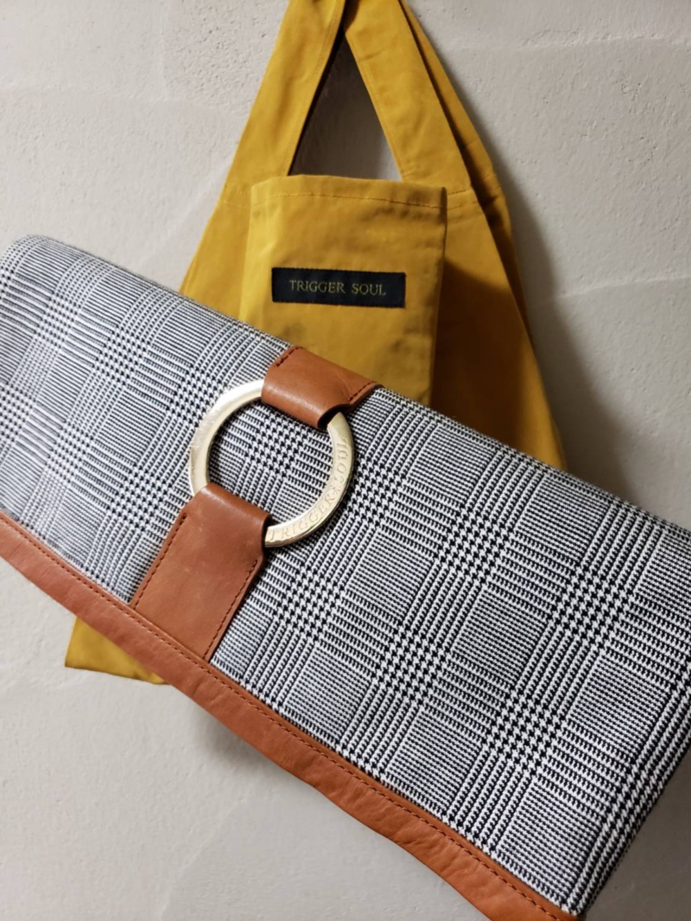 【昔っぽい感じ】が気分。Made in Japan！メタルロゴリング付きグレンチェッククラッチ