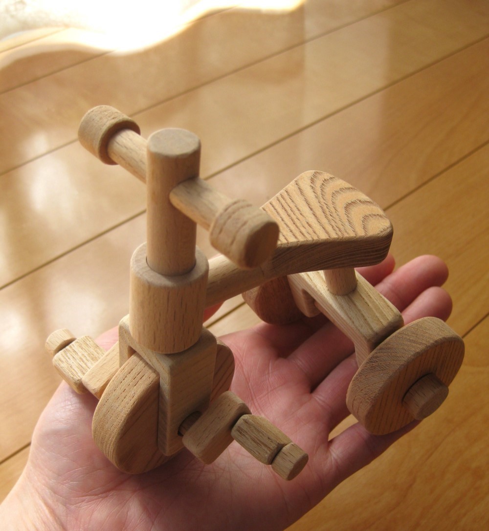 ミニチュアの木製三輪車