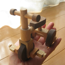 ミニチュアの木製三輪車(ウオールナット) 1枚目の画像