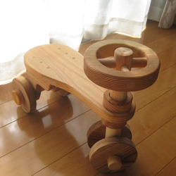杉の木の乗り物おもちゃ（丸ハンドル) 1枚目の画像