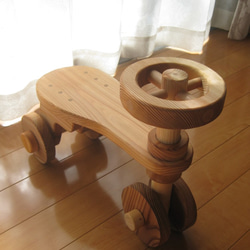 杉の木の乗り物おもちゃ（丸ハンドル) 2枚目の画像