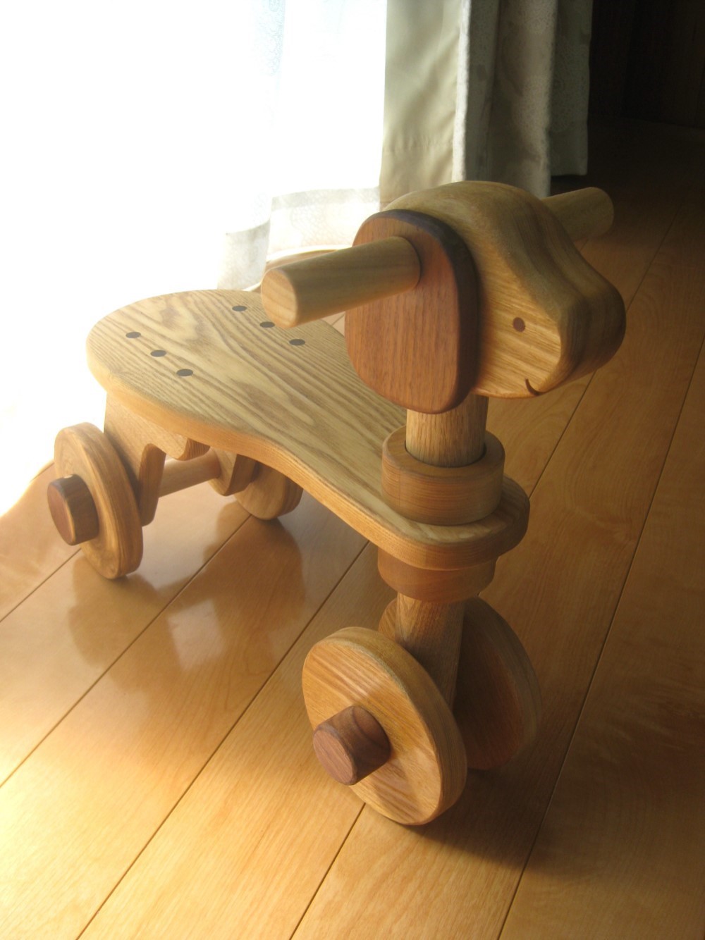 いぬの乗り物木のおもちゃ(タモの木)