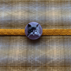 チェコガラス素材のダンディな猫の帯留め「パープル・シャドー」 5枚目の画像