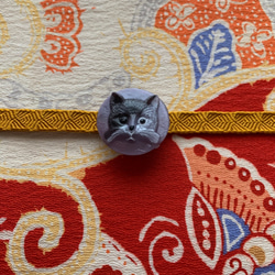 チェコガラス素材のダンディな猫の帯留め「パープル・シャドー」 7枚目の画像