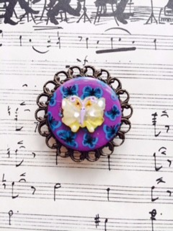 蝶柄デッドストックボタンの帯留「パピオン・マドンナ」 1枚目の画像