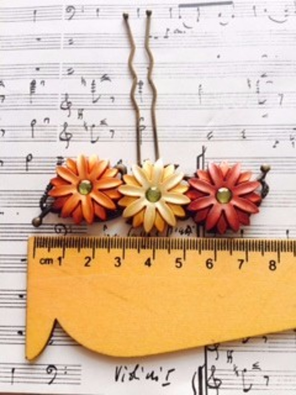 ミルキーオレンジの小菊のかんざし・帯留めセット「ガーリー・ガーリー」 6枚目の画像