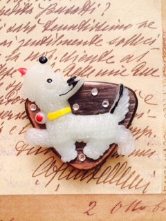 暗闇で光るアンティーク素材のテリアの帯留「夜道はおまかせ」