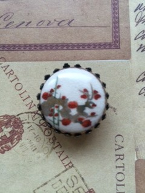 100年以上昔に製造された・・・薩摩ボタンを素材とした帯留　「文明開化の梅」 1枚目の画像