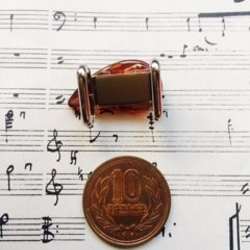 涙型の昭和のデッドストックボタンの　帯留　「温もり」 2枚目の画像