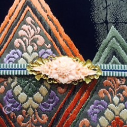 ビンテージ素材の帯留め　「花菱モダン」 4枚目の画像