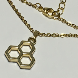 5.蜂シリーズ、幾何学3連穴ハニカムの蜂の巣ネックレス 4枚目の画像