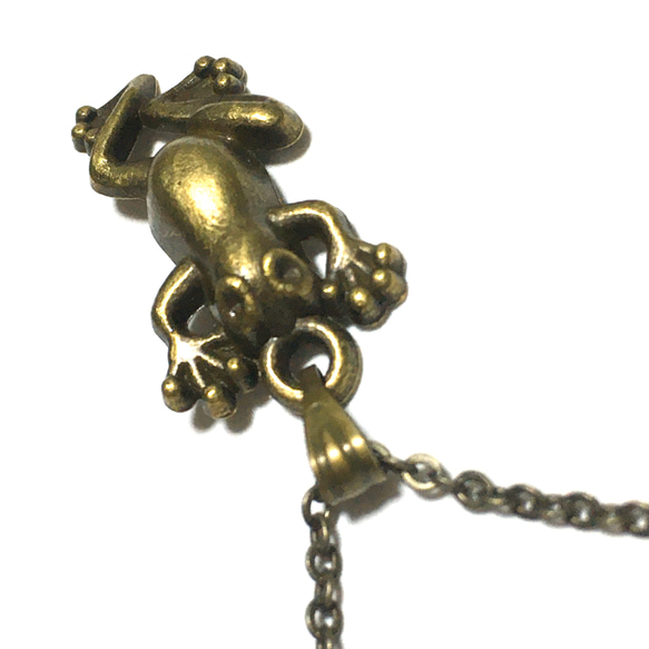 84.ヌメッとした感じのカエルのネックレス、金古美アンティークゴールド 3枚目の画像