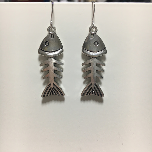 174. シュール、ユニーク。魚の骨のピアス、銀古美シルバー