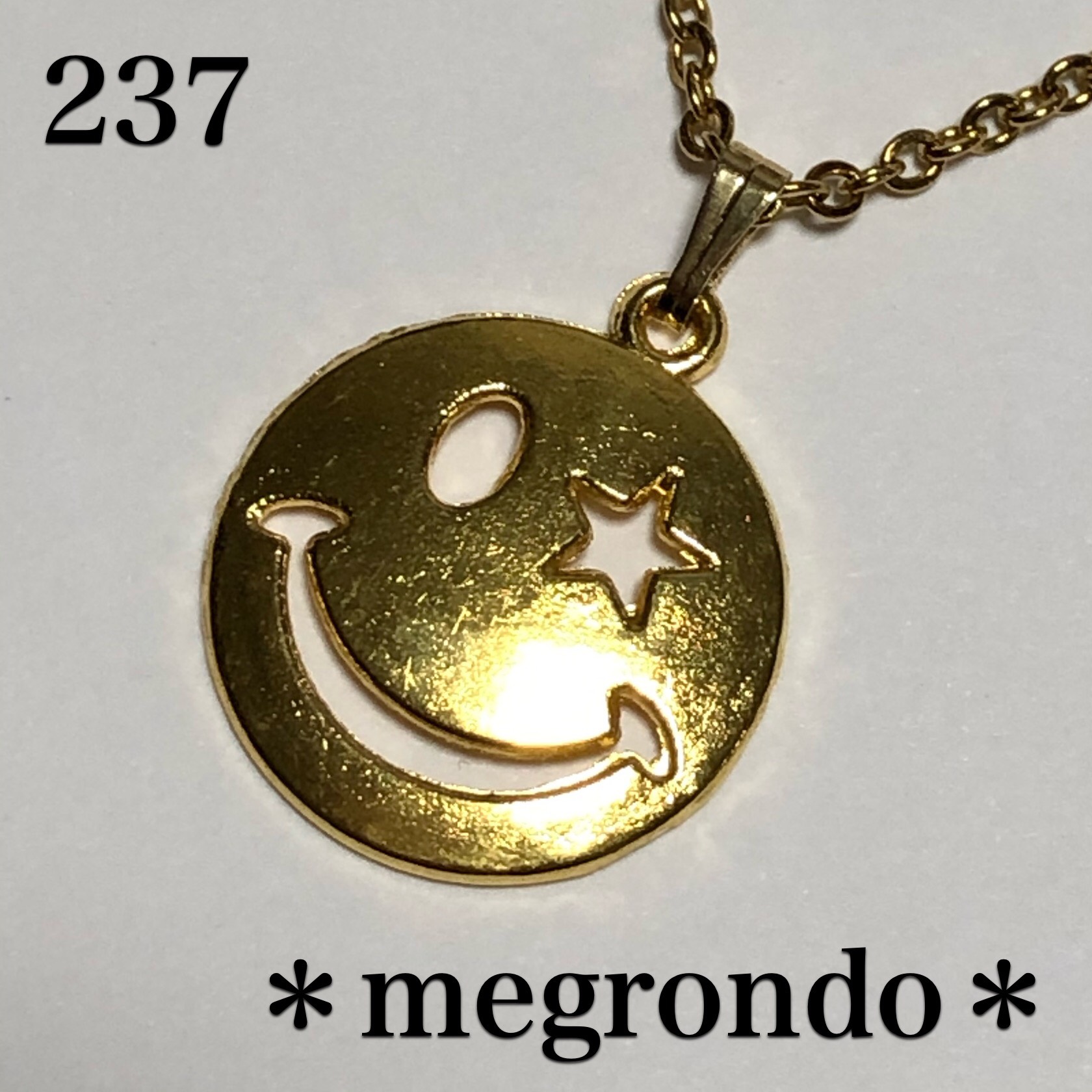 237.スターアイスマイル、片目が星のニコちゃんマークのネックレス