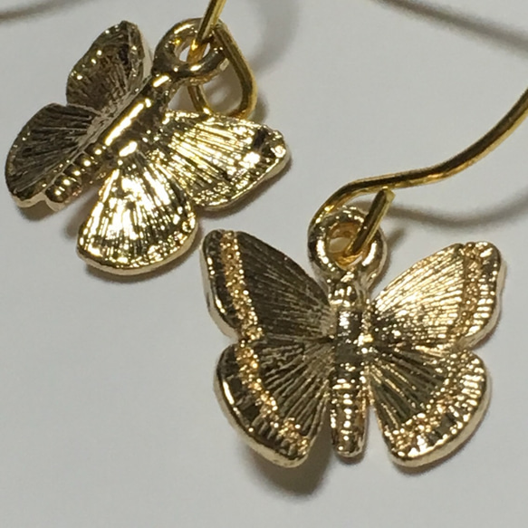 264. バタフライ、小ぶりな蝶々のピアス、マットゴールド 4枚目の画像