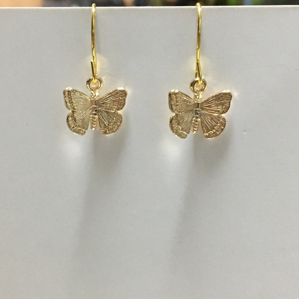 264. バタフライ、小ぶりな蝶々のピアス、マットゴールド 5枚目の画像