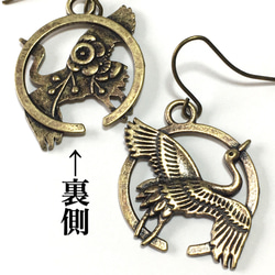 398. 日本鶴のピアス、裏面に梅花の浮き彫り。銅色、金古美アンティークゴールド 4枚目の画像