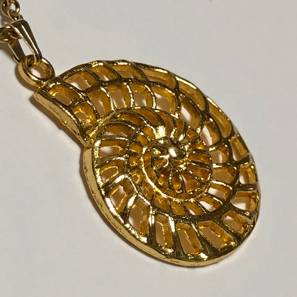 441.アンモナイトのネックレス、金色 5枚目の画像