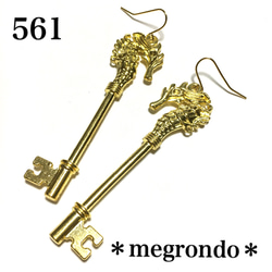 561.シーホースのキー、海馬、タツノオトシゴの鍵のピアス、金色ゴールド 1枚目の画像