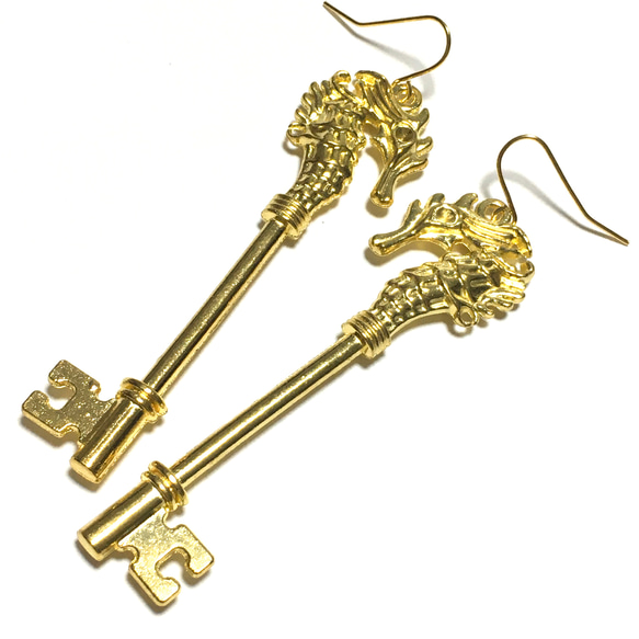 561.シーホースのキー、海馬、タツノオトシゴの鍵のピアス、金色ゴールド 5枚目の画像