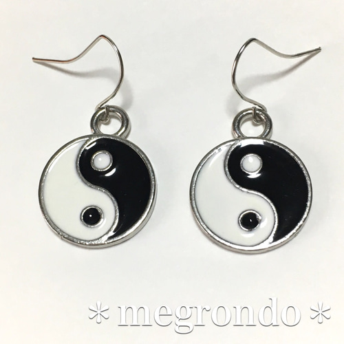 379»◤完売しました◢白黒水玉模様ピアス ピアス（フック