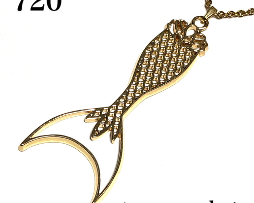 720.人魚の尻尾、大きなマーメイドテールのネックレス、ゴールドカラー