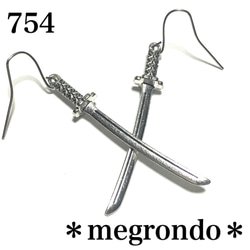 754.立体的、リアルな日本刀のピアス、銀古美シルバー 1枚目の画像