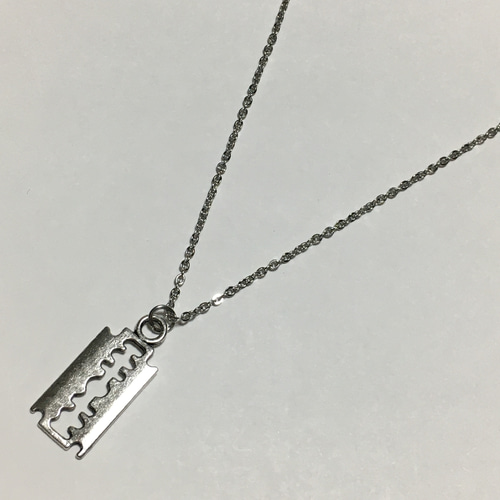 792.剃刀、カミソリの刃ネックレス ネックレス・ペンダント メグロンド