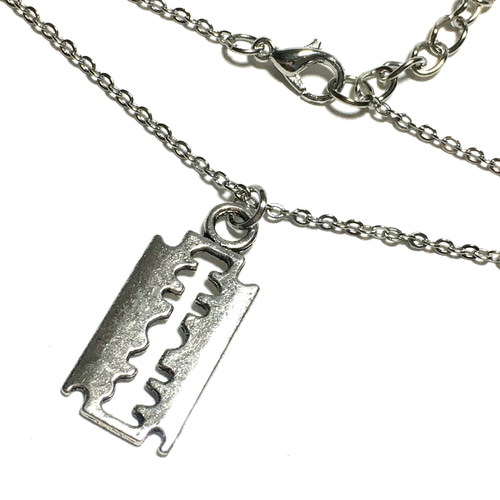 792.剃刀、カミソリの刃ネックレス ネックレス・ペンダント メグロンド