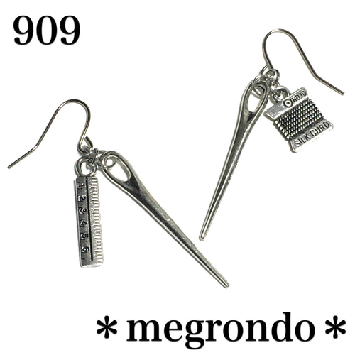 909.揺れる裁縫針と物差しと縫い糸、ソーイングセットのピアス ピアス