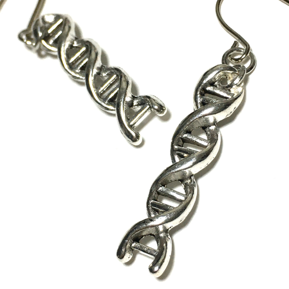 911.遺伝子配列、DNAのピアス 3枚目の画像