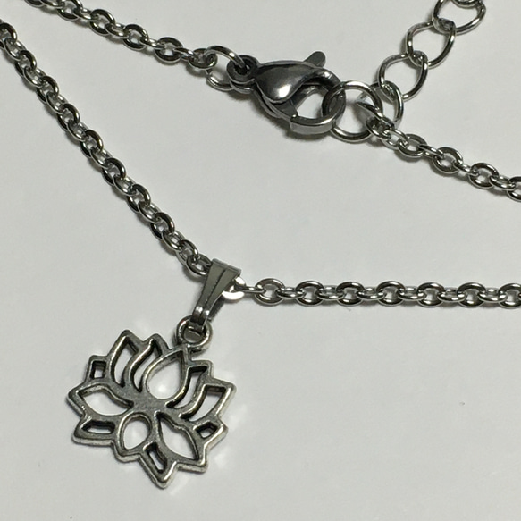 926.小ぶりな蓮の花、ミニロータスフレームのネックレス 4枚目の画像