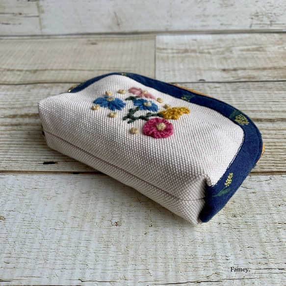大人かわいい手刺繍お花畑のラウンドポーチ　国産帆布　ミモザ　小物入れ 3枚目の画像