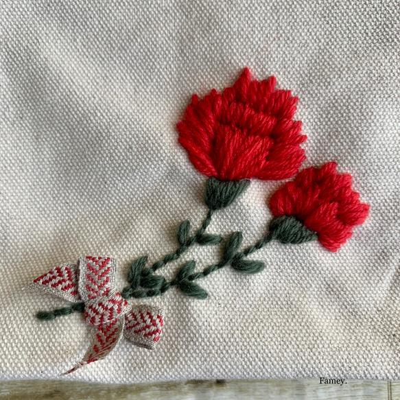 大人かわいい手刺繍カーネーションのポーチ(レッド) 国産帆布　コットン　リネンリボン　小物入れ　母の日 9枚目の画像
