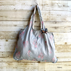 大人かわいいお花刺繍のやわらか大きめバッグ(グレー×ピンク) 撥水加工　持ち運び可能　軽量　 1枚目の画像