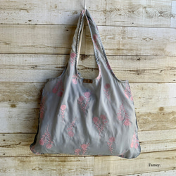 大人かわいいお花刺繍のやわらか大きめバッグ(グレー×ピンク) 撥水加工　持ち運び可能　軽量　 3枚目の画像