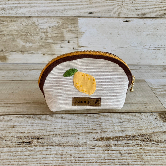 大人かわいい手刺繍レモンのラウンドポーチ　国産帆布　Lemon 小物入れ 2枚目の画像