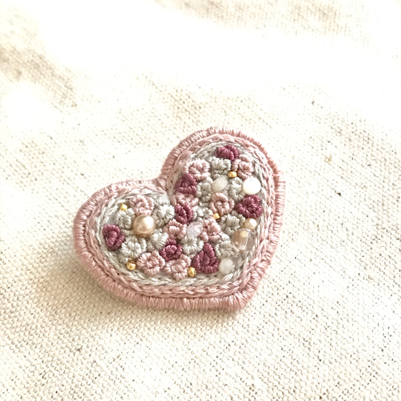 【ビーズ刺繍】プチハートブローチ(ももージュ) 2枚目の画像