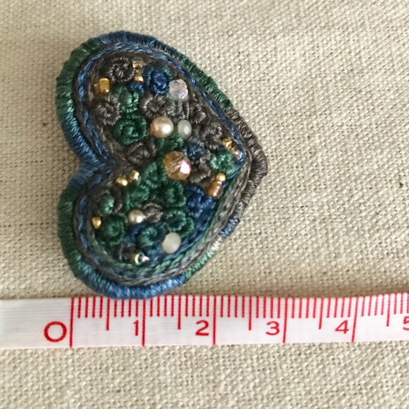 【ビーズ刺繍】プチハートブローチ(ももージュ) 4枚目の画像