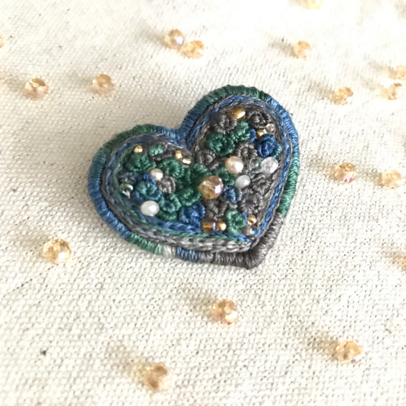 【ビーズ刺繍】プチハートブローチ(グラデ) 1枚目の画像