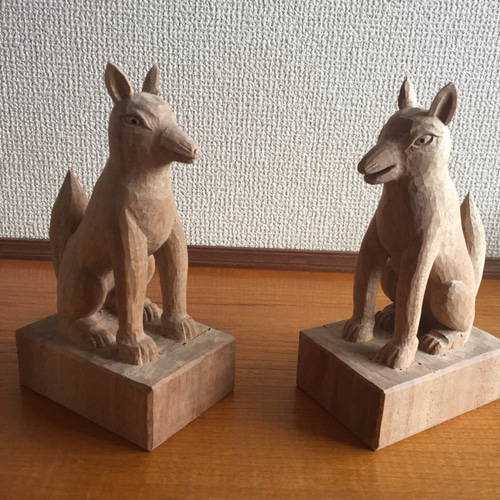 S☆ こんこん　キツネ　狐　木彫り 白狐は全部で3匹いて、この子が最初。 もう10年前の作品になる