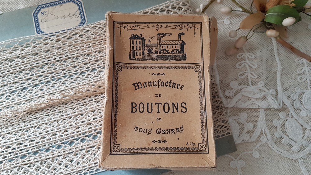 リ*ゴ様 フランスアンティーク　箱入りボタン フランスアンティーク ボタン箱 ボタン Mon Atelier COUTURE
