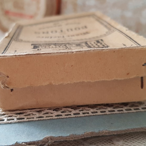 リ*ゴ様 フランスアンティーク　箱入りボタン フランスアンティークドラジェボックス紙箱1927年 22.5×17×3cm
