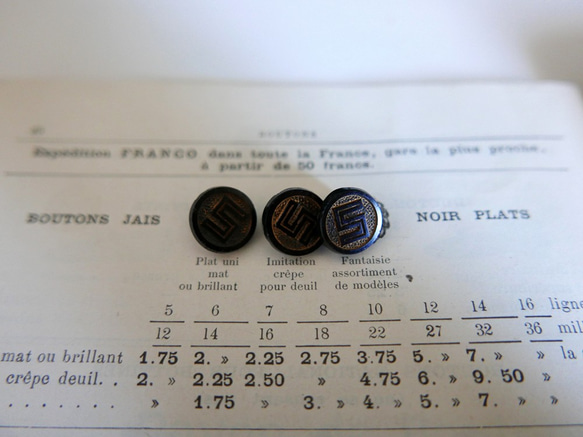 フランスアンティーク　1900年代フレンチジェットボタン 金彩"S" 14mm 1枚目の画像
