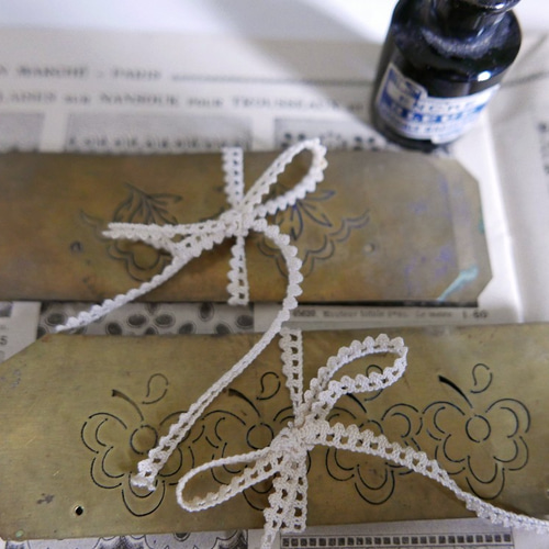 【美品】フランスアンティーク BA花文字刺繍 スカラップ大判カバー[3071] フランスアンティークஐ⋆*スカラップの花柄刺繍のクロス - メルカリ