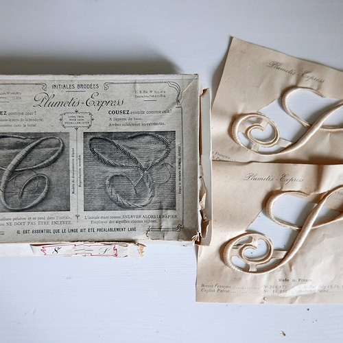 フランスアンティーク Plumetis-Express No.8 箱つき刺繍用モノグラム 