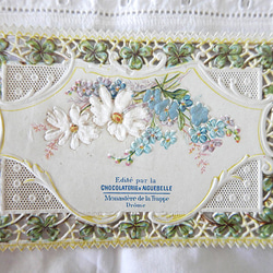 フランスアンティーク　春の草花のクロモ　透かし細工と一部シルク張り 1枚目の画像