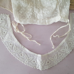 フランスアンティーク　白糸刺繍の小さなボネとつけ襟セット 9枚目の画像