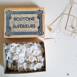 フランスアンティーク　ミルクガラスボタン箱 BOUTONS SUPÉRIEURS 7枚目の画像