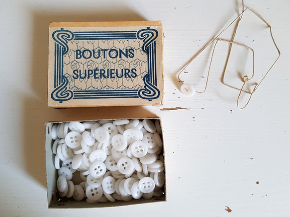 フランスアンティーク　ミルクガラスボタン箱 BOUTONS SUPÉRIEURS 7枚目の画像